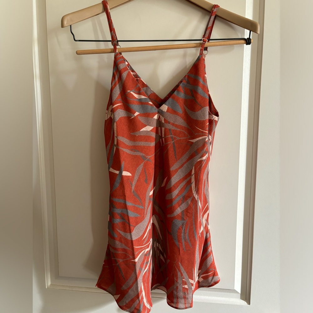 Flowy tank with adjustable straps